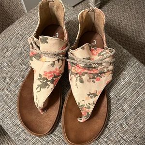 Very G gladiator sandals. Cream & floral Size 9.5 Cute for fall, spring & summer